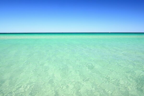 Das Meer ist azurblaues Wasser, das weit über den Horizont hinausgeht