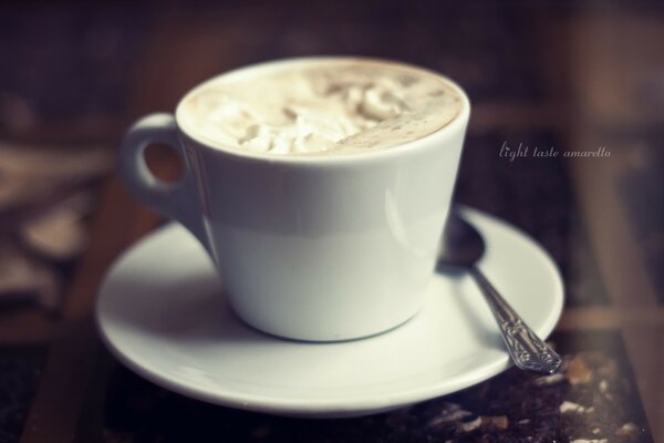 Cappuccino in einer weißen Tasse auf dem Tisch