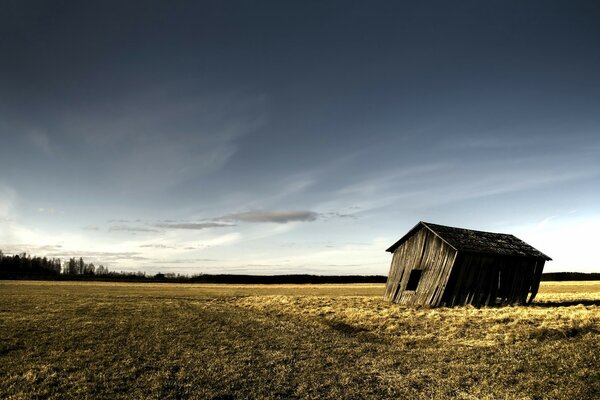 Einsame Scheune im Feld vor dem Hintergrund der Wolken