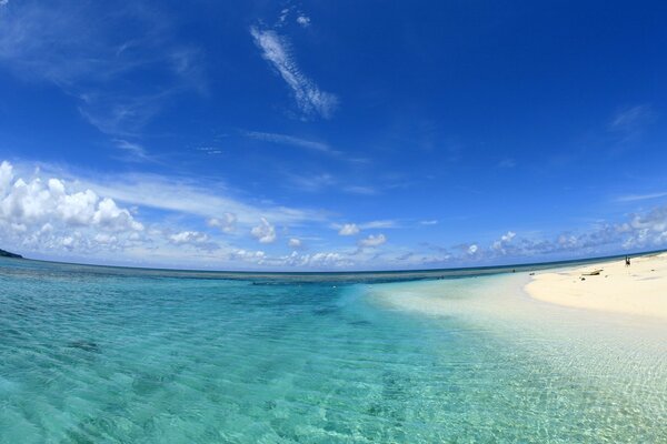 Weißer Sandstrand am blauen Wasser