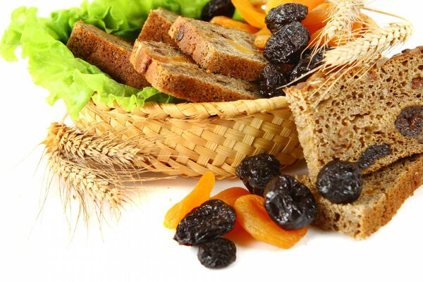 Desayuno de cereales, ensalada y frutas secas