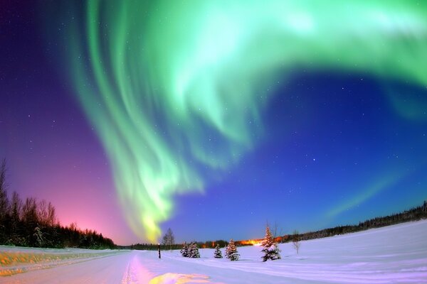 Aurora boreal. Paisaje nevado