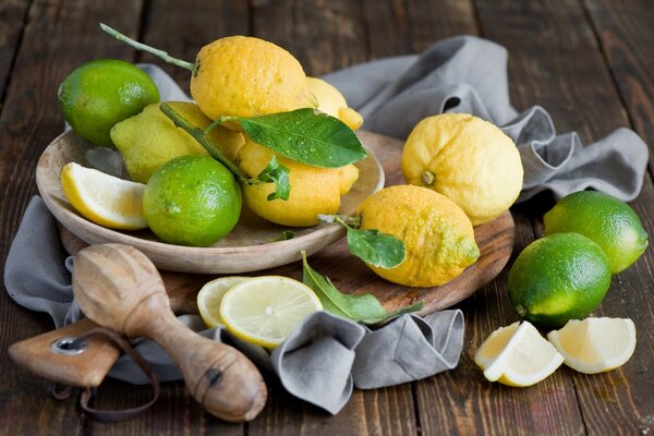 Ciotola di limone e lime su una tavola