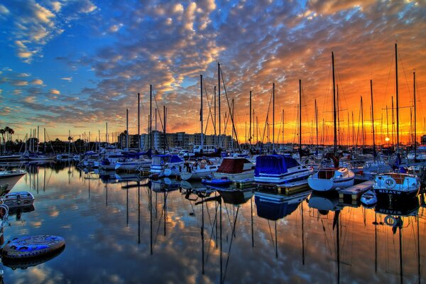 Schönes Foto mit Yachten bei Sonnenuntergang