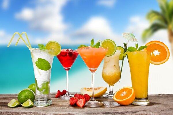 Cocktails sur la plage. Boissons différentes