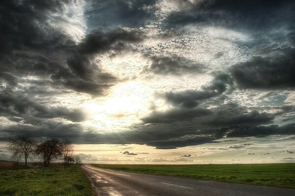 Der Weg ins Feld. Sonne und Wolken