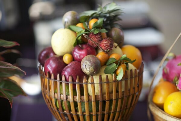 Cesta de frutas exóticas en la mesa