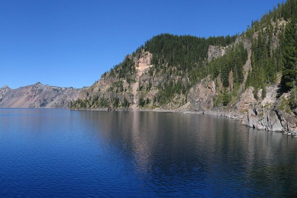 Bellissimo lago con scogliere boscose lungo le rive