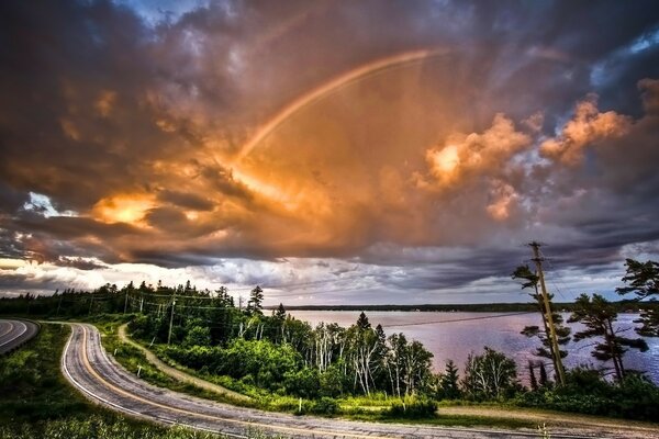 Regenbogen auf Sonnenuntergang Himmel Hintergrund