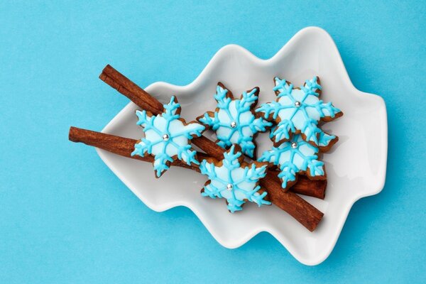 Cookies in the form of stars on a plate with cinnamon