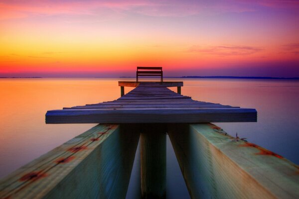 Una vista relajante del muelle y el agua