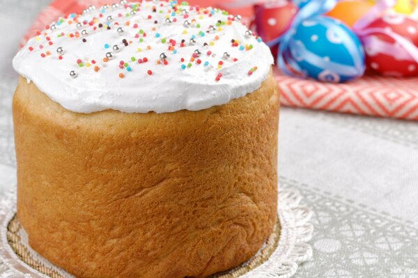 Pastel de Pascua en el fondo de huevos pintados