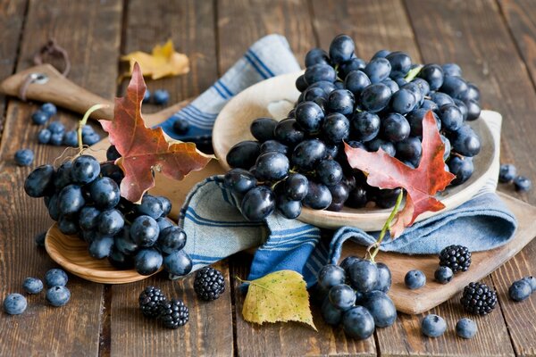 Desktop wallpapers grapes on the table