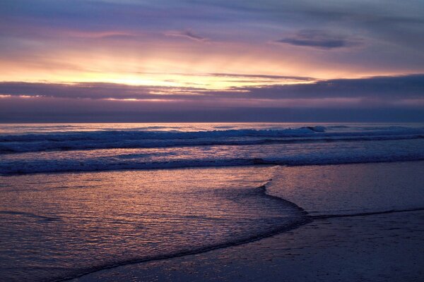 Onde che si infrangono al tramonto