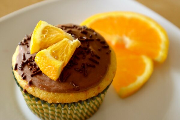 Cupcake dulce en glaseado con naranja