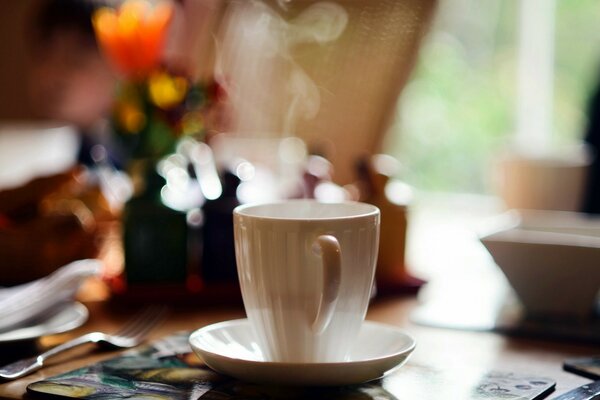 Café de la mañana en una taza blanca