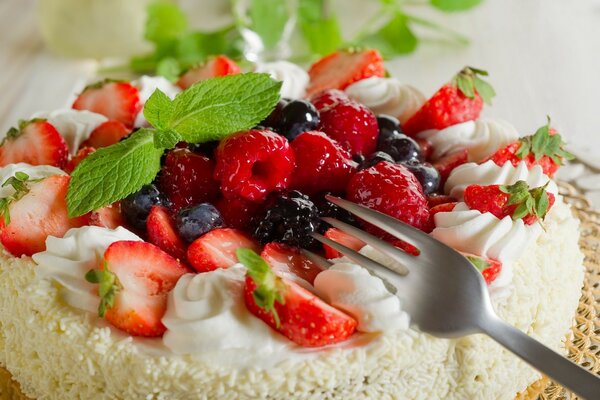 Zarter Kuchen mit Beeren und Minze