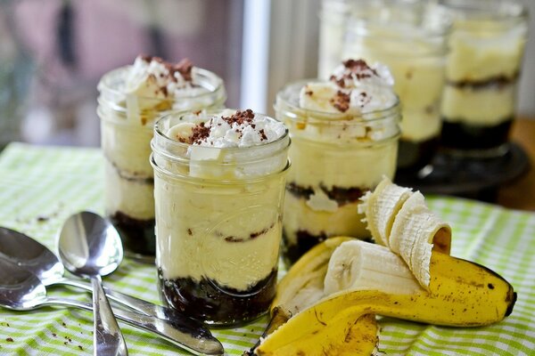 Köstliches Dessert und schöne Bananen