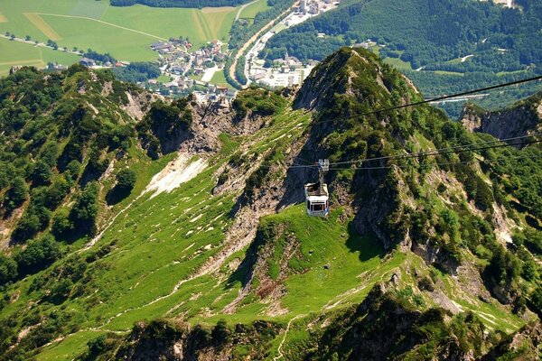 Téléphérique suspendu dans les montagnes