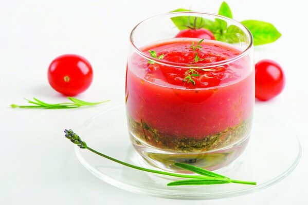 Batido de tomate en un vaso transparente