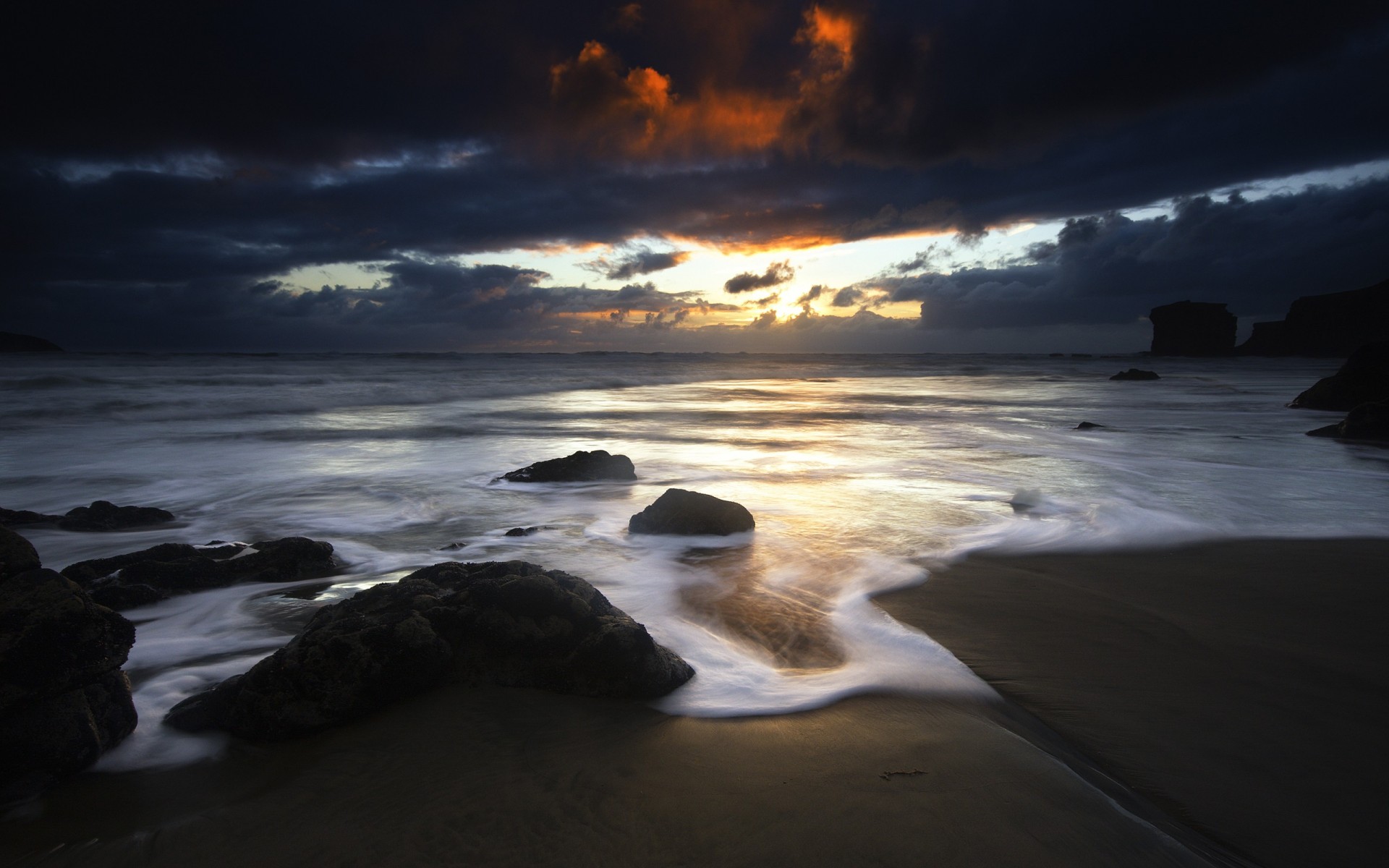 côte pierres nuages coucher de soleil