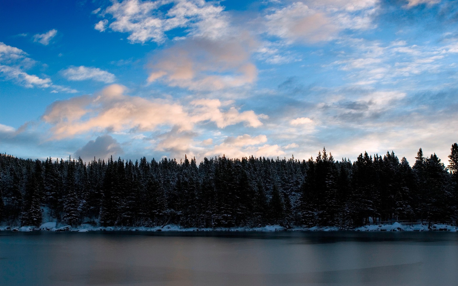 eau arbres nuages