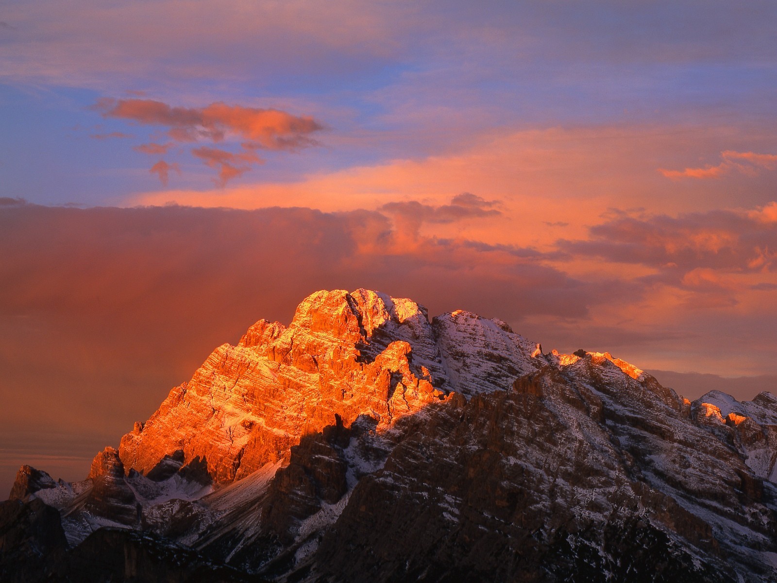 montagnes coucher de soleil rouge