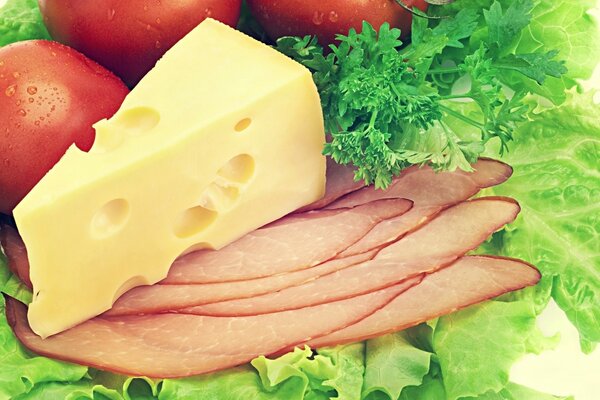 Carne e formaggio che si trovano sulle verdure