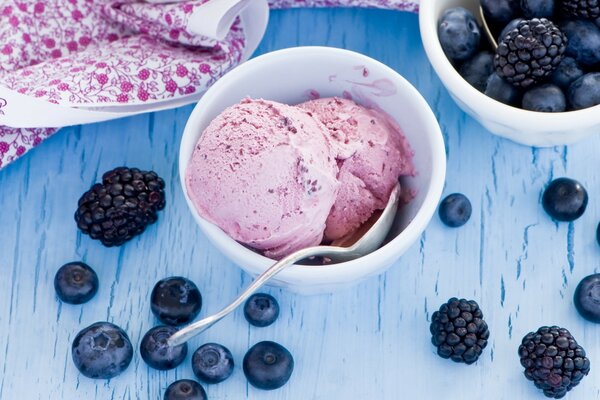 Beeren mit Eis auf dem Tisch