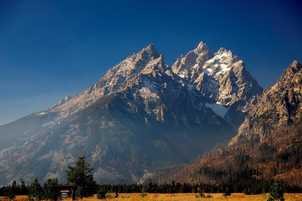 Neige blanche sur les sommets des montagnes