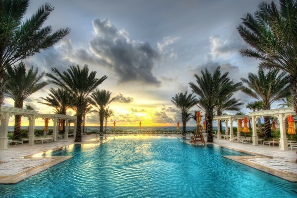 Foto piscina al atardecer nubes