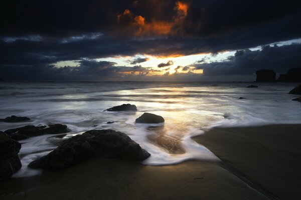 Coucher de soleil sur la plage. Beaux endroits