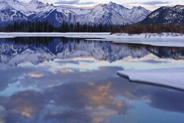 Beau lac sur fond de montagnes d hiver