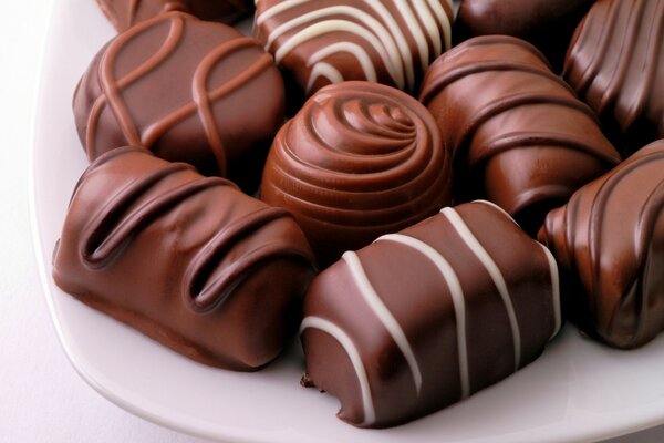 Bonbons au chocolat sur un plateau blanc