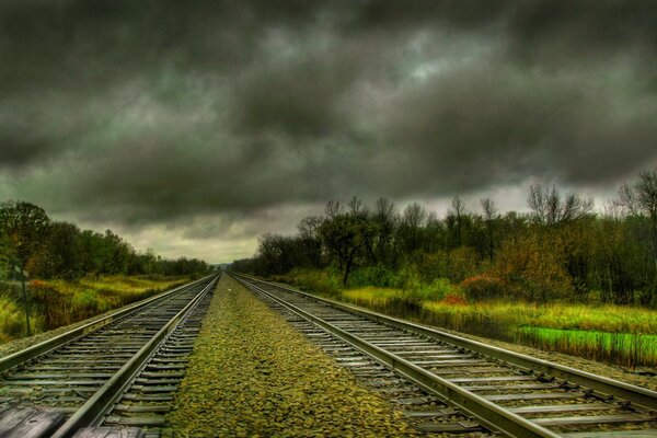 Schwarze Wolken auf der Eisenbahn