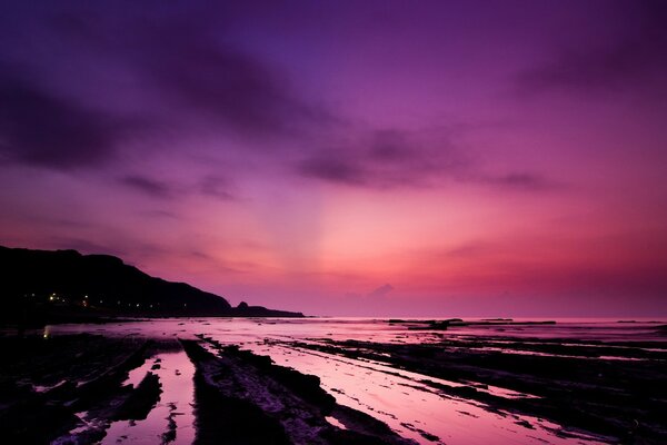 Puesta de sol rosa en la hermosa costa