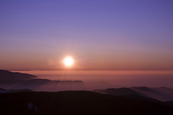 Die Sonne fällt hinter den Horizont