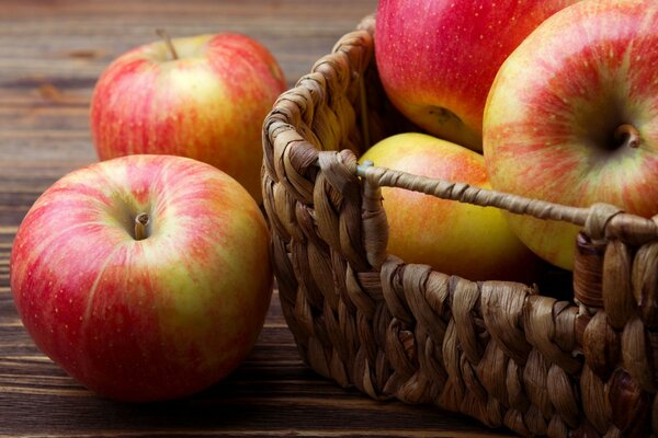 Rote Äpfel im Korb auf dem Tisch