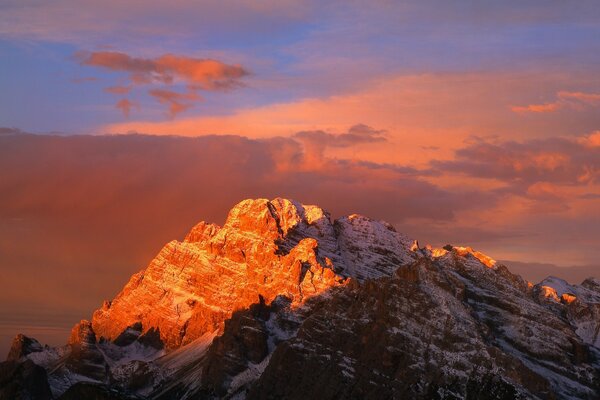 Fond d écran Montagnes au coucher du soleil rouge