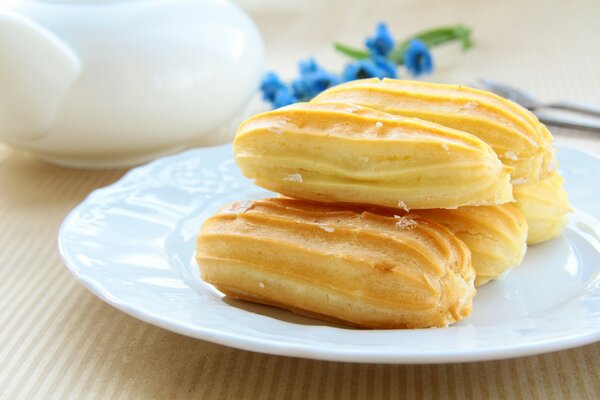 Eclair mit Creme. Süßes Dessert