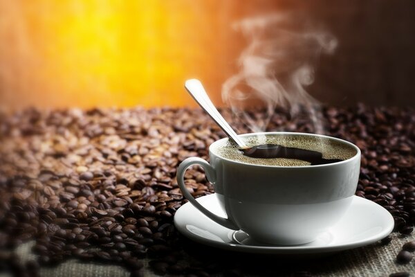 Café chaud parfumé dans une tasse blanche