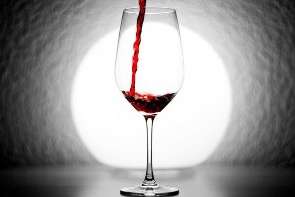 Красное вино льётся в бокал