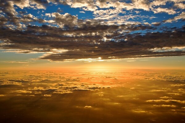 Helles Licht von Sonnenuntergang und oben auf Wolken