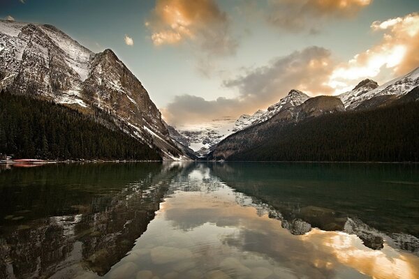 Reflection of mountains in the lake