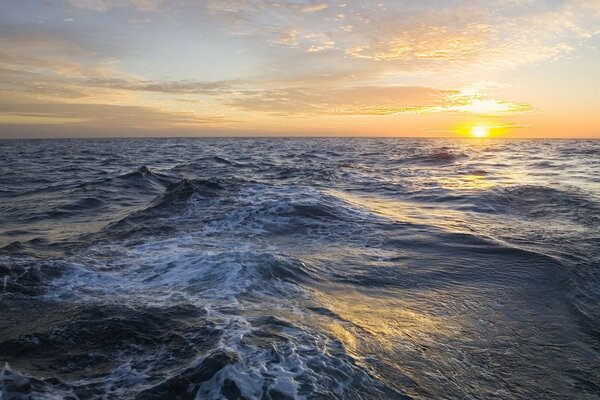 Красивый восход солнца под волны океана