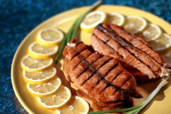 Braciola su un piatto con una fetta di limone