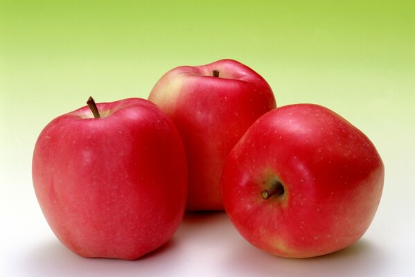 Trois pommes. Fruits mûrs