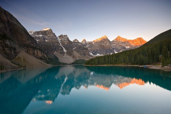 Bel endroit. Lac au pied des montagnes