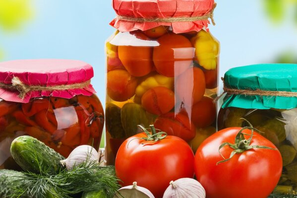 Légumes frais et pots de cornichons