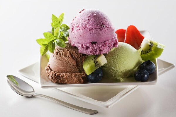 Fotos de bolas de helado con frutas